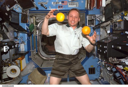 Fincke juggles citrus fruit in the U.S. Lab during EXP 9 / EXP 8