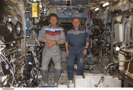 Padalka and Fincke pose in the U.S. Lab during EXP 9 / EXP 8