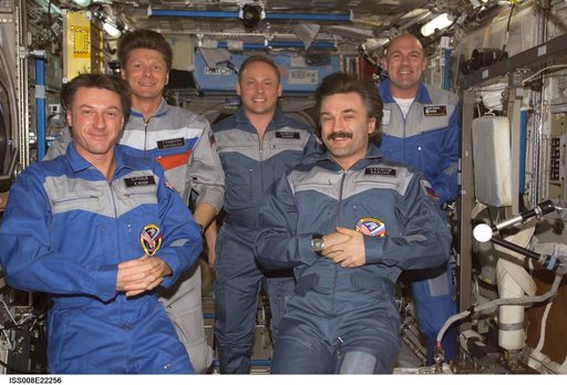 Expedition 8 and Expedition 9 crews pose for a group photo in the U.S. Laboratory