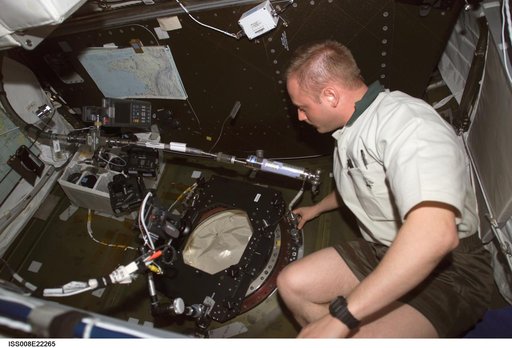 Fincke performs IFM at the science window in the U.S. Lab during EXP 9 / EXP 8
