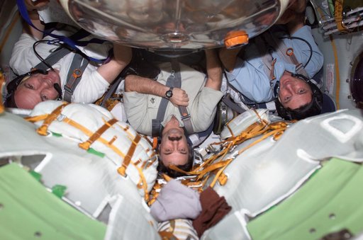 Foale, Kaleri and Kuipers during descent training exercise in the Soyuz module at conclusion of Expedition 8