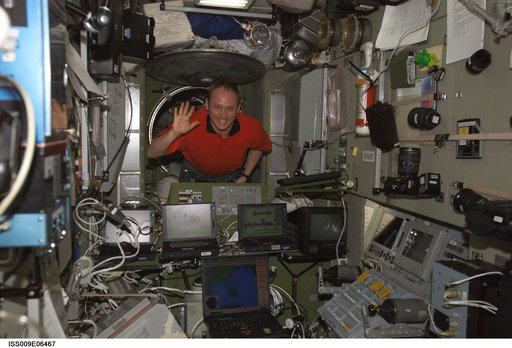 Fincke waves as he enters the Zvezda Service Module during Expedition 9