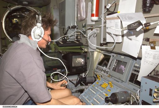 Padalka works at the Simvol-Ts workstation in the SM during Progress 14P docking approach OPS on Expedition 9