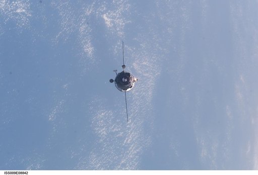Progress 14P approaches the ISS during Expedition 9