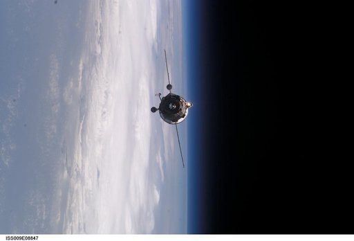 Progress 14P approaches the ISS during Expedition 9