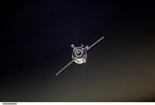 Progress 14P approaches the ISS during Expedition 9