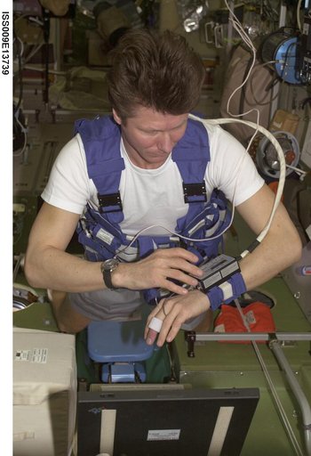 Padalka collects medical data for the Cardiocog experiment onboard the SM during Expedition 9