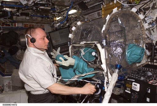 Fincke conducts ISSI tests inside the MWA containment system onboard the U.S. Lab during Expedition 9