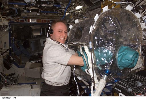 Fincke conducts ISSI tests inside the MWA containment system onboard the U.S. Lab during Expedition 9