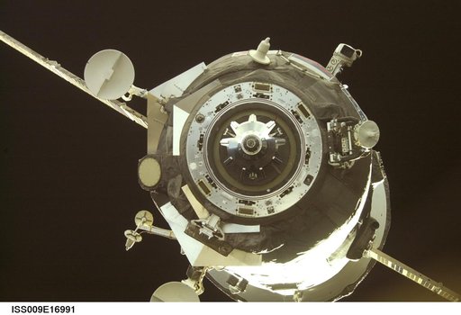Progress 14P separates from the ISS during Expedition 9