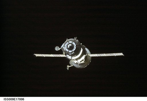 Progress 14P separates from the ISS during Expedition 9