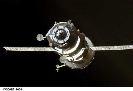Progress 14P separates from the ISS during Expedition 9