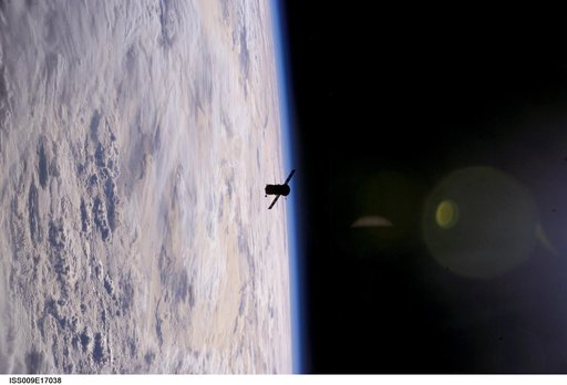 Progress 14P separates from the ISS during Expedition 9