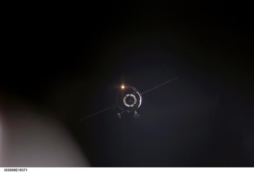 Progress 15P approaches the ISS during Expedition 9
