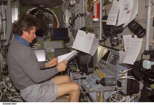 Pakalka works at the Simvol-Ts workstation in the SM during Progress 15P docking OPS during Expedition 9