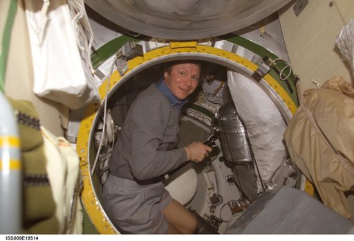 Pakalka checks for hatch seal leaks inside the SM Transfer Chamber during Expedition 9