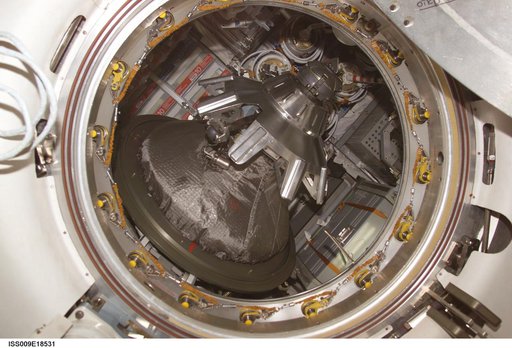 Open SM/Progress transfer hatch and docking assembly during Expedition 9