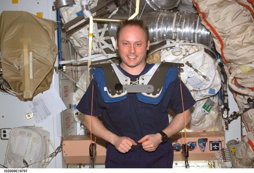 Fincke exercises on the RED in the Node 1 module during Expedition 9