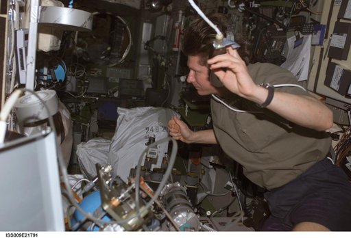 Padalka performs maintenance on the BZh-5 Fluid Unit for the Elektron Oxygen Generator during Expedition 9