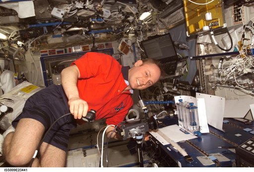 Fincke works on the CFE set up on the MWA in the U.S. Lab during Expedition 9