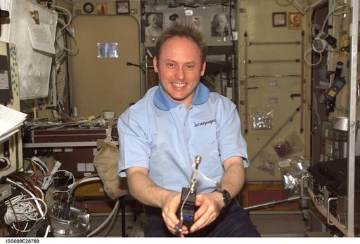 Fincke collects air samples in the SM using the DST during Expedition 9