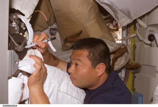 Chiao marks location on the EMU 3005 Fan/Pump/Separator Motor Assembly during Expedition 9/10 joint OPS