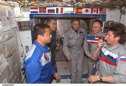 Expedition 9 and 10 crews positions themselves for the Change-of-Command Ceremony in the U.S. Lab