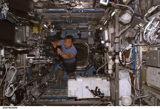 Chiao floats in the U.S. Laboratory