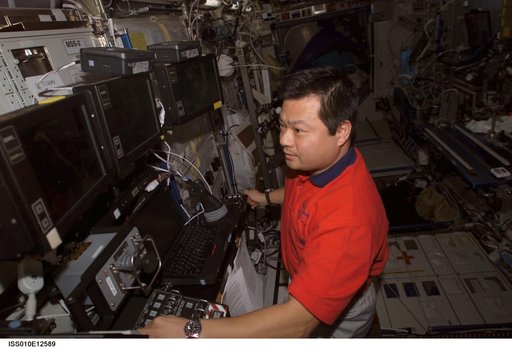 Chiao performs MSS Rack training in the U.S. Laboratory taken during Expedition 10