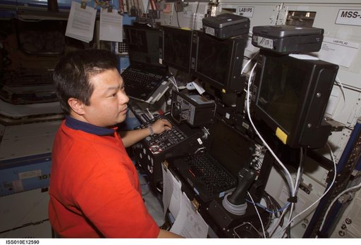 Chiao performs MSS Rack training in the U.S. Laboratory taken during Expedition 10
