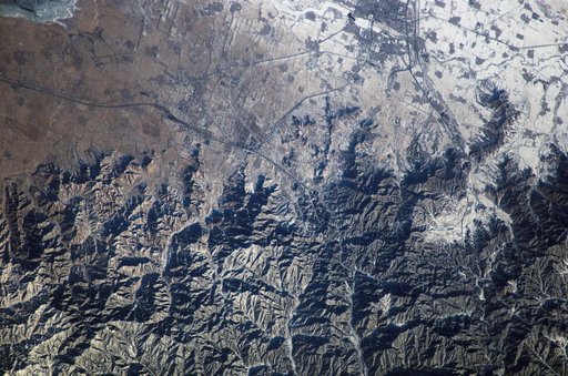Earth Observations taken by the Expedition 10 crew