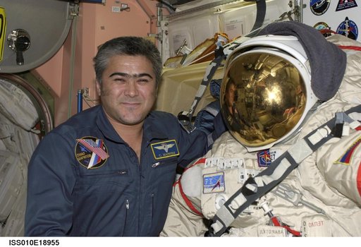 Sharipov works at the SSRMS controls in the U.S. Laboratory during Expedition 10