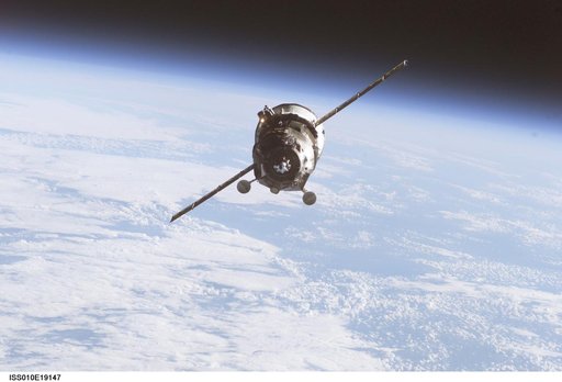 Progress 352 approaches the ISS during Expedition 10