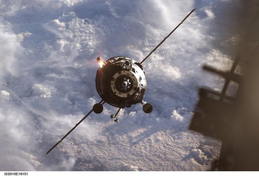 Progress 352 approaches the ISS during Expedition 10