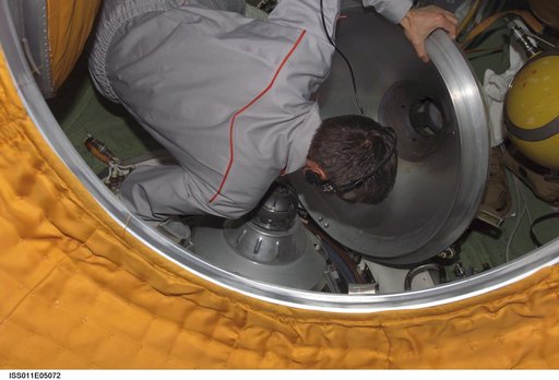 Expedition 10 crew entering Soyuz