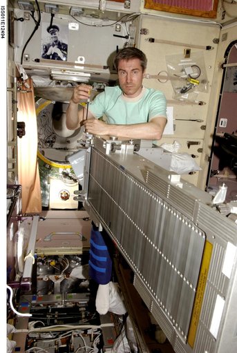 Krikalev with TVIS hardware in Zvezda