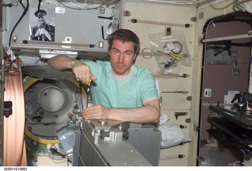 Krikalev with TVIS hardware in Zvezda
