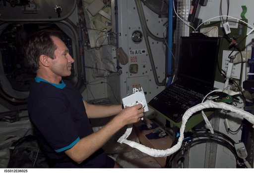 Tokarev conducts SAFER onboard training during Expedition 12