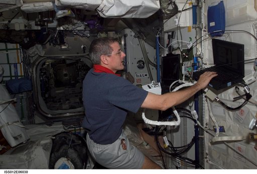 McArthur conducts SAFER onboard training during Expedition 12