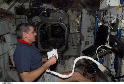 McArthur conducts SAFER onboard training during Expedition 12