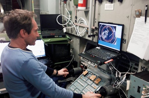 Tokarev conducts onboard training for relocation of Soyuz TMA-7 during Expedition 12