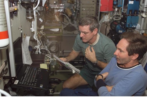 Tokarev conducts onboard training for relocation of Soyuz TMA-7 during Expedition 12