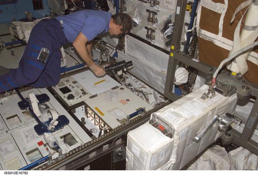 McArthur installs an ITCS coolant sampling tool onto the CHeCS Rack during Expedition 12
