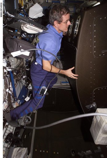 McArthur rotates the CHeCS Rack during Expedition 12
