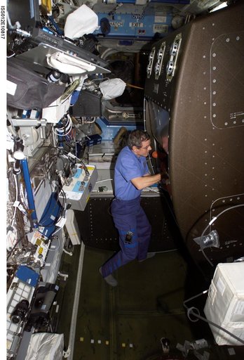 McArthur removes AAA clamps and ducts inside the CHeCS Rack during Expedition 12