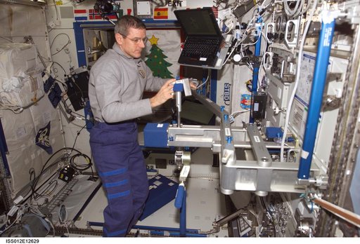 McArthur sets up the SLAMMD hardware in the U.S. Lab during Expedition 12