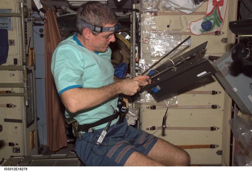 McArthur replaces wire rope on the TVIS Clamp Rope Assembly on Expedition 12