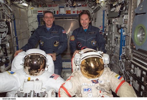McArthur and Tokarev pose with EMUs during Expedition 12