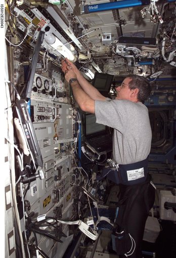 McArthur conducts the last FOOT session for Expedition 12