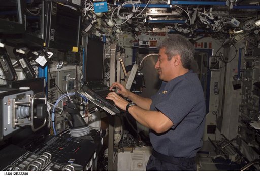 Brazilian Astronaut Marcos Pontes uses a computer during Expedition 12/13 joint operations